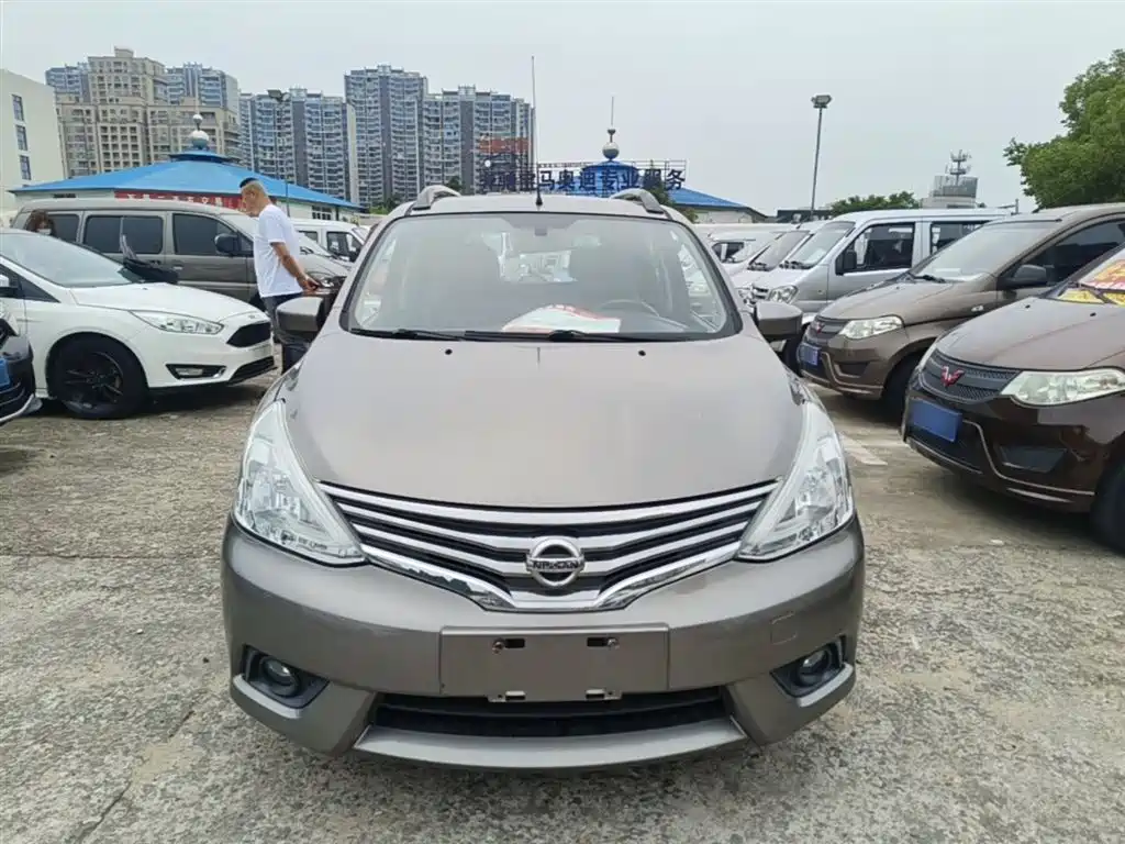 Livina 1.6 XE CVT Comfort