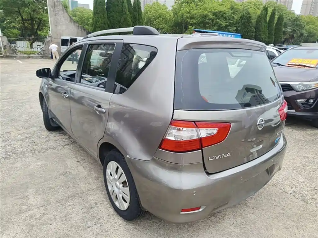 Livina 1.6 XE CVT Comfort