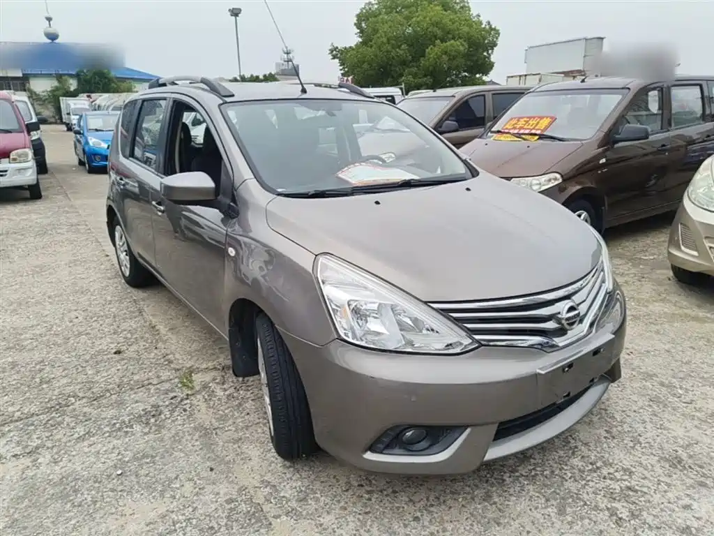 Livina 1.6 XE CVT Comfort