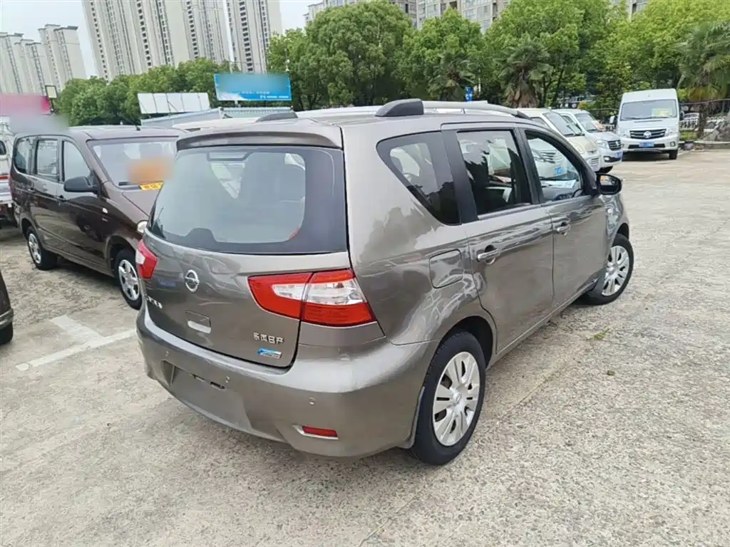 Livina 1.6 XE CVT Comfort