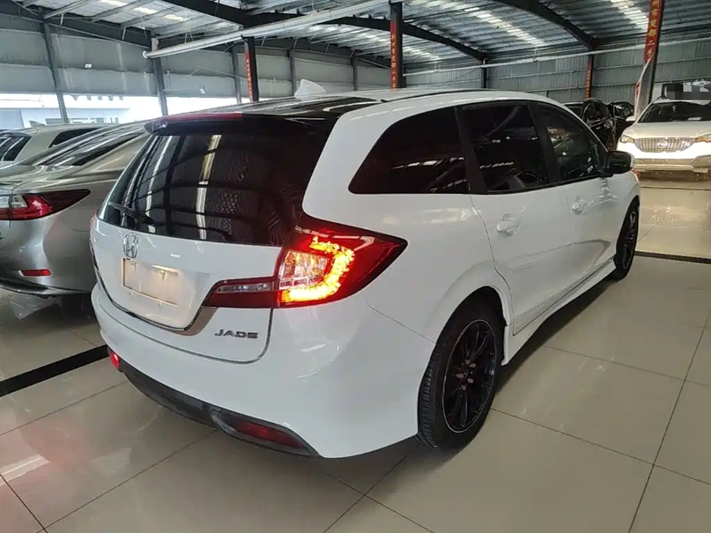 Jade 1.8 L Auto Comfort Elite 5-seat