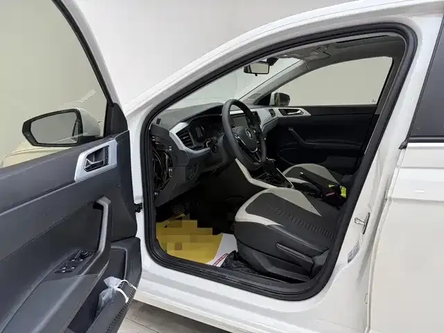 Volkswagen Polo Plus 1.5 L Auto Colorful Tech