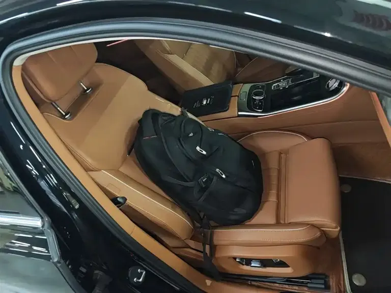 Hongqi H9 2.0 T Connected Flagship Enjoyment