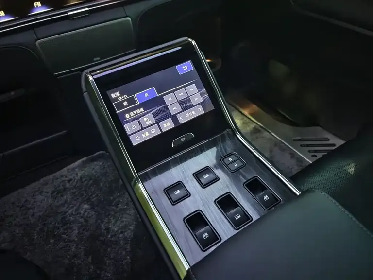 Lexus LM 300 h 4-seat Royal World