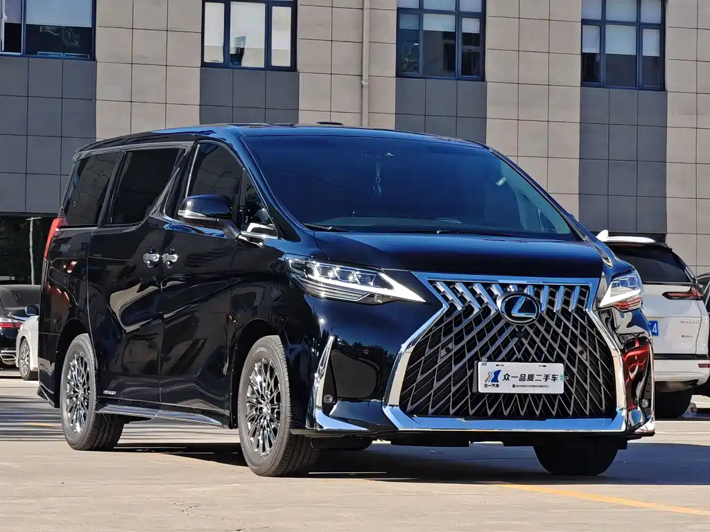 Lexus LM 300 h 4-seat Royal World