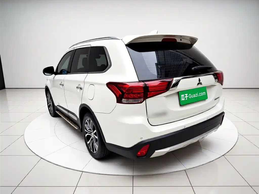 Outlander 2.4 L 4 WD Elite 5-seat