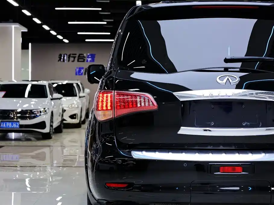 Infiniti QX80 5.6 L 4 WD