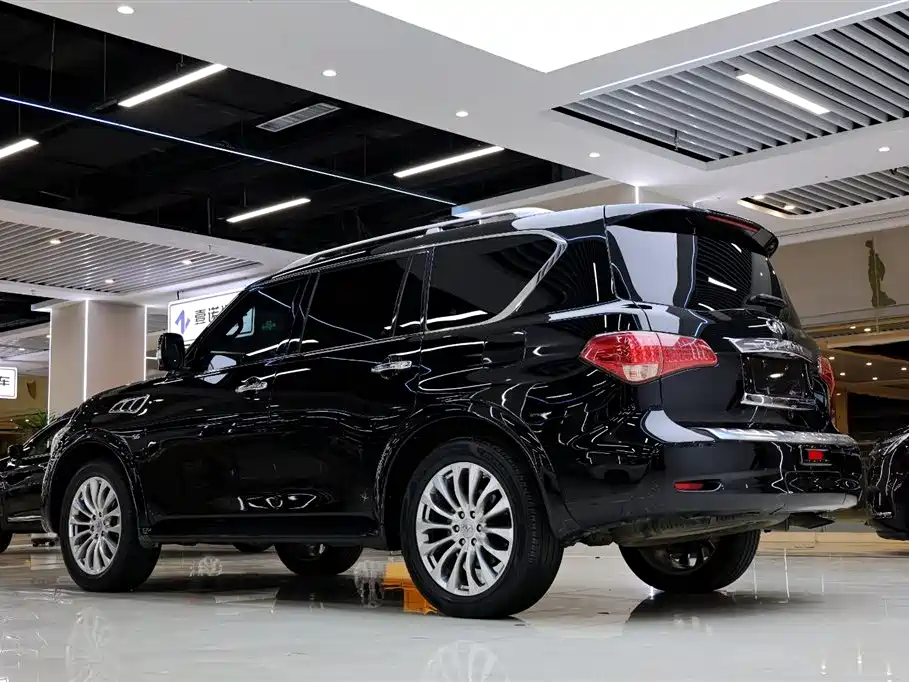 Infiniti QX80 5.6 L 4 WD