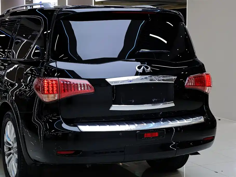 Infiniti QX80 5.6 L 4 WD