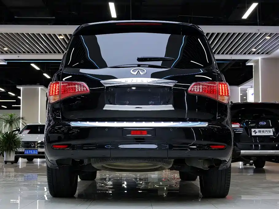 Infiniti QX80 5.6 L 4 WD