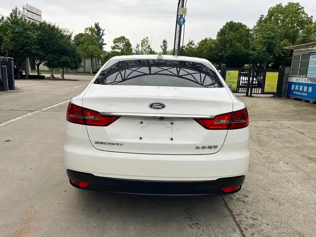 Escort 1.5 L Auto Joy