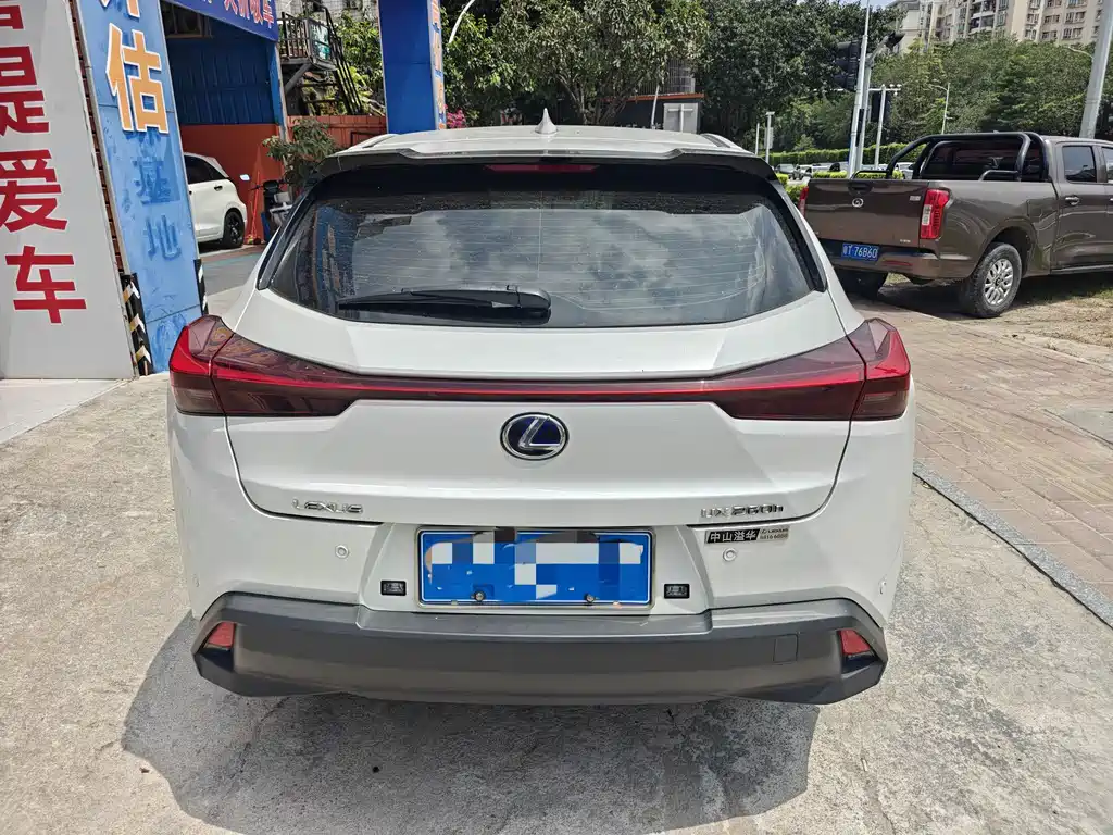 Lexus UX 260 h ·