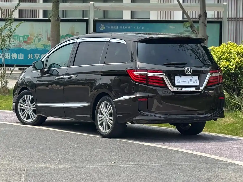 Elysion 2.4 L Luxury