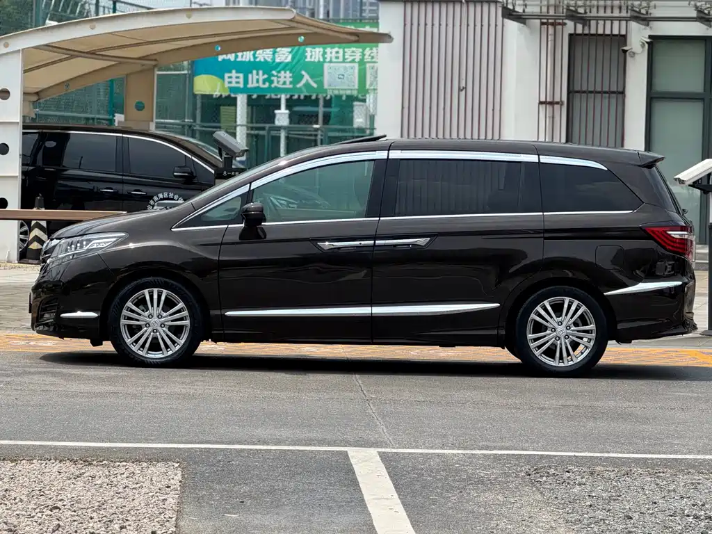 Elysion 2.4 L Luxury