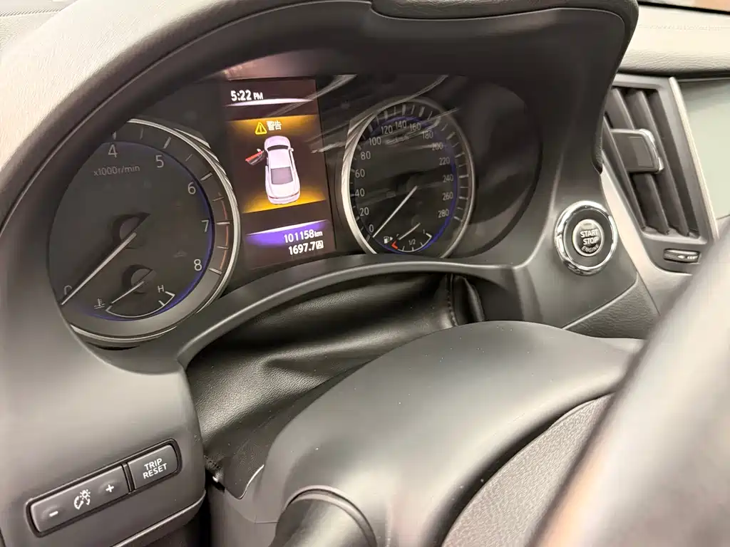 Infiniti Q60 2.0 T Luxury