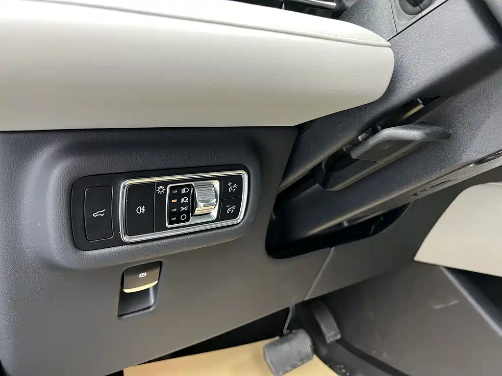 Nautilus 2.0 T 4 WD Premium