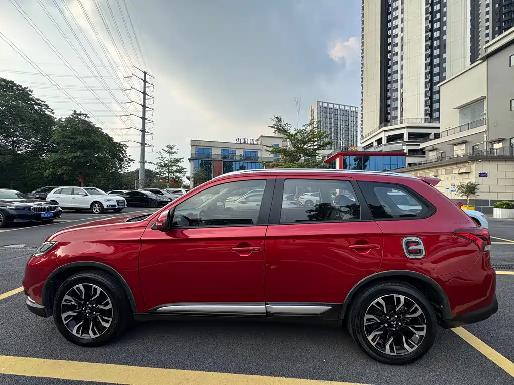 Outlander 2.0 L 2 WD Smooth Enjoyment 5-seat CN-VI