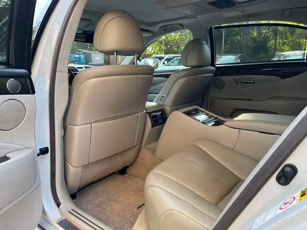 Lexus LS 460 L Distinguished