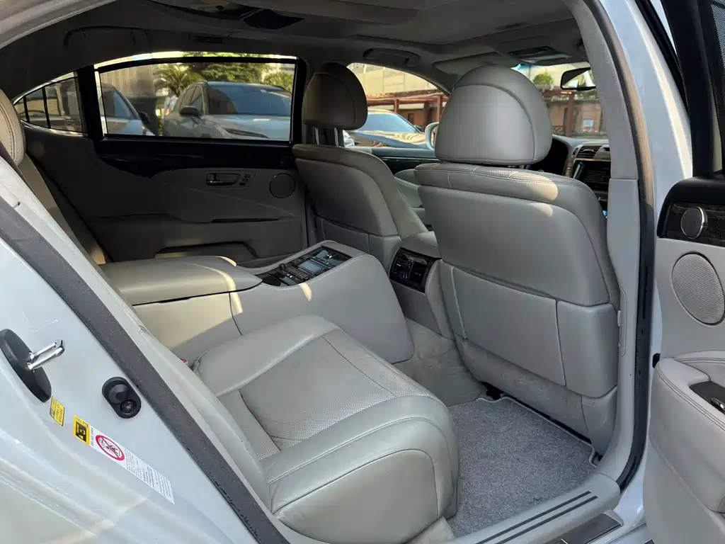 Lexus LS 460 L Distinguished