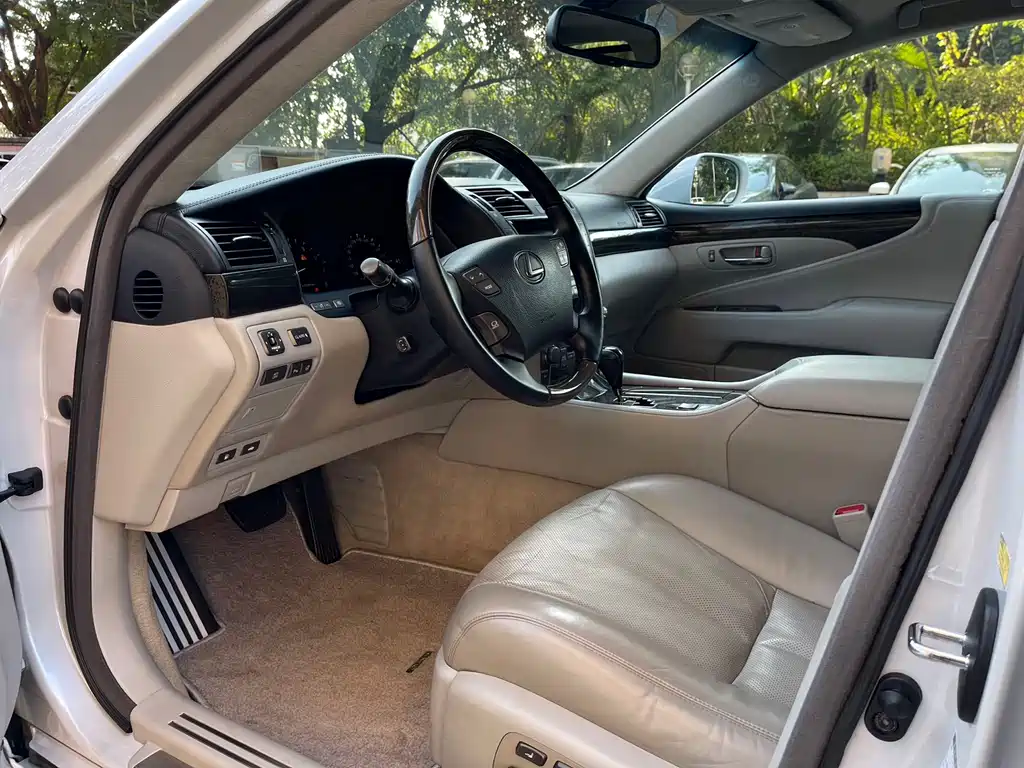 Lexus LS 460 L Distinguished