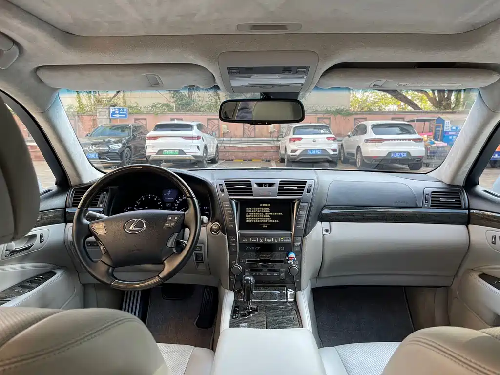 Lexus LS 460 L Distinguished