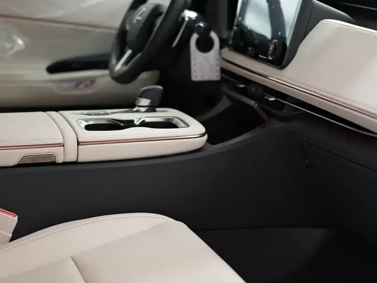 Lexus LM 500 h 6-seat Supreme