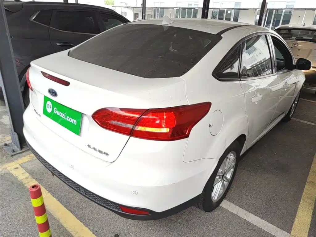 Focus Sedan Classic 1.6 L Auto Style Smart Travel
