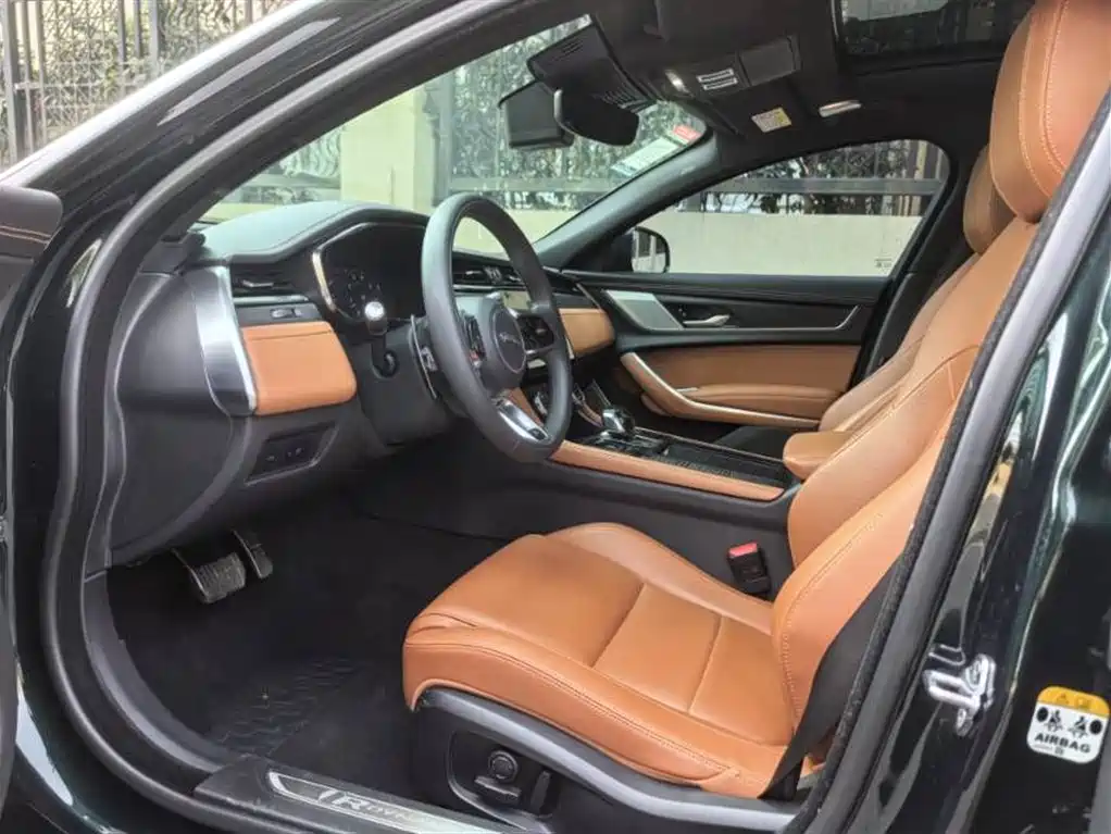 Jaguar XFL XFL 2.0 T P250 4 WD Black Shine Sport