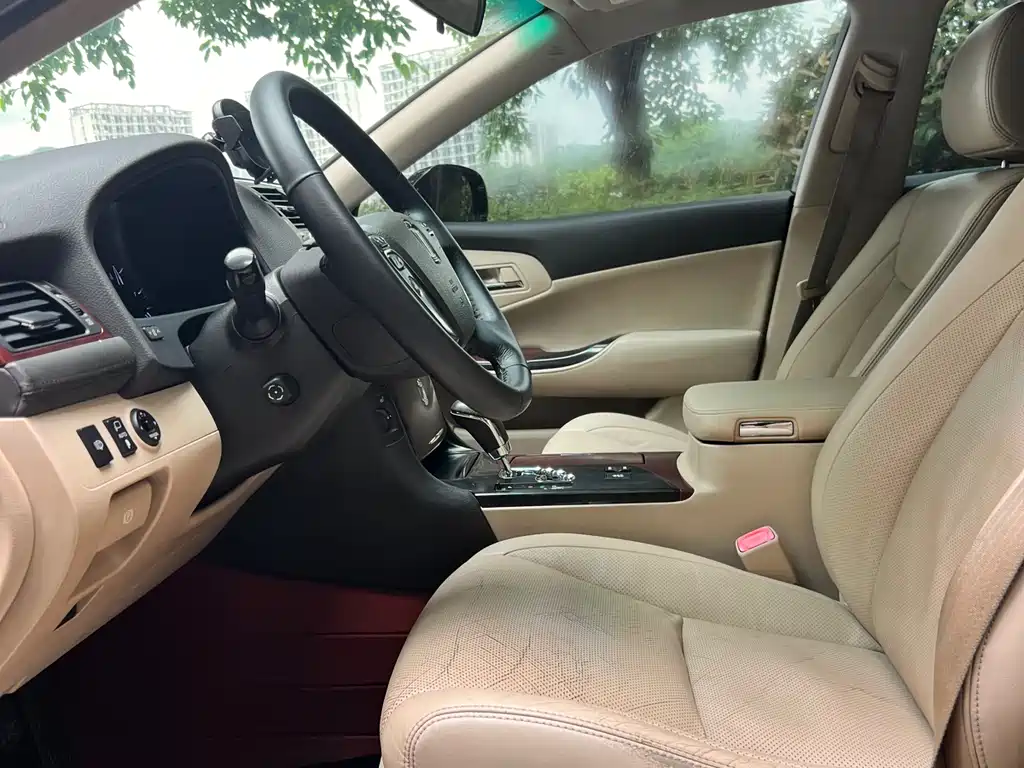 Crown 3.0 L Royal Saloon