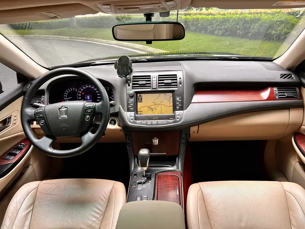 Crown 3.0 L Royal Saloon