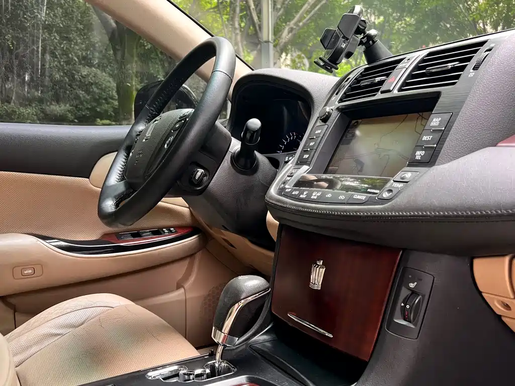 Crown 3.0 L Royal Saloon