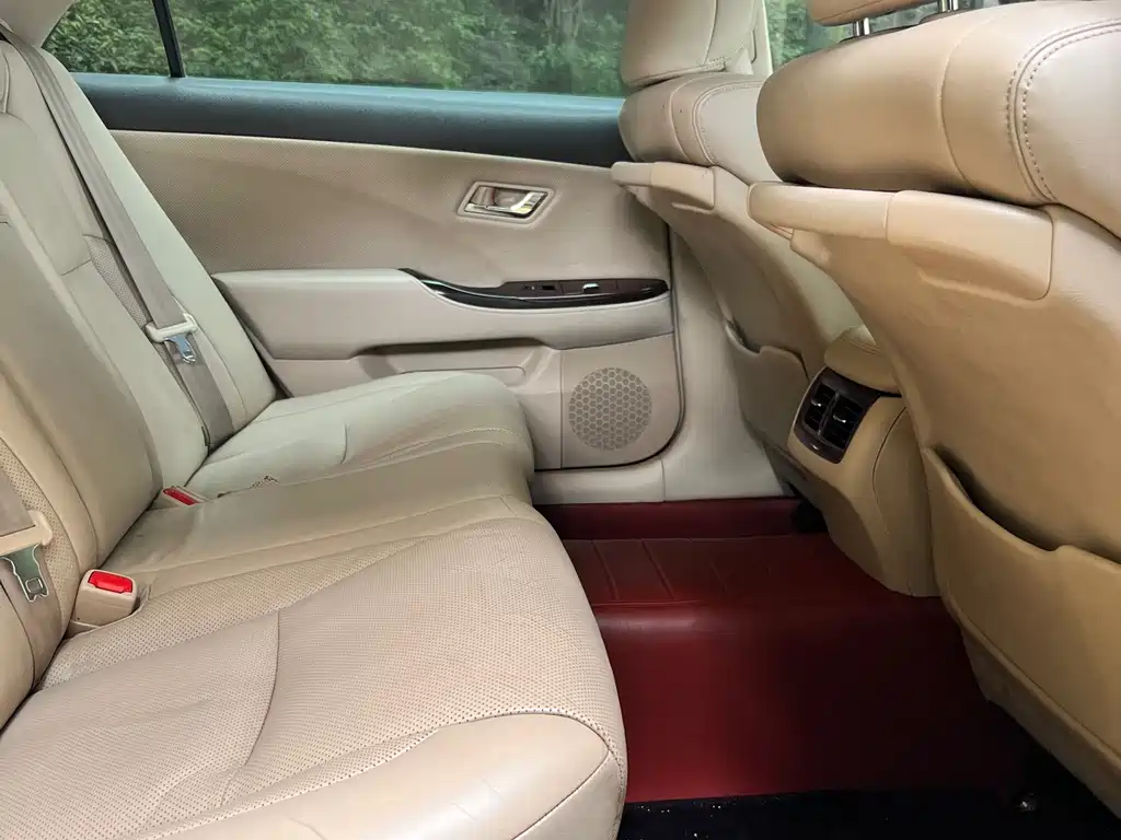 Crown 3.0 L Royal Saloon