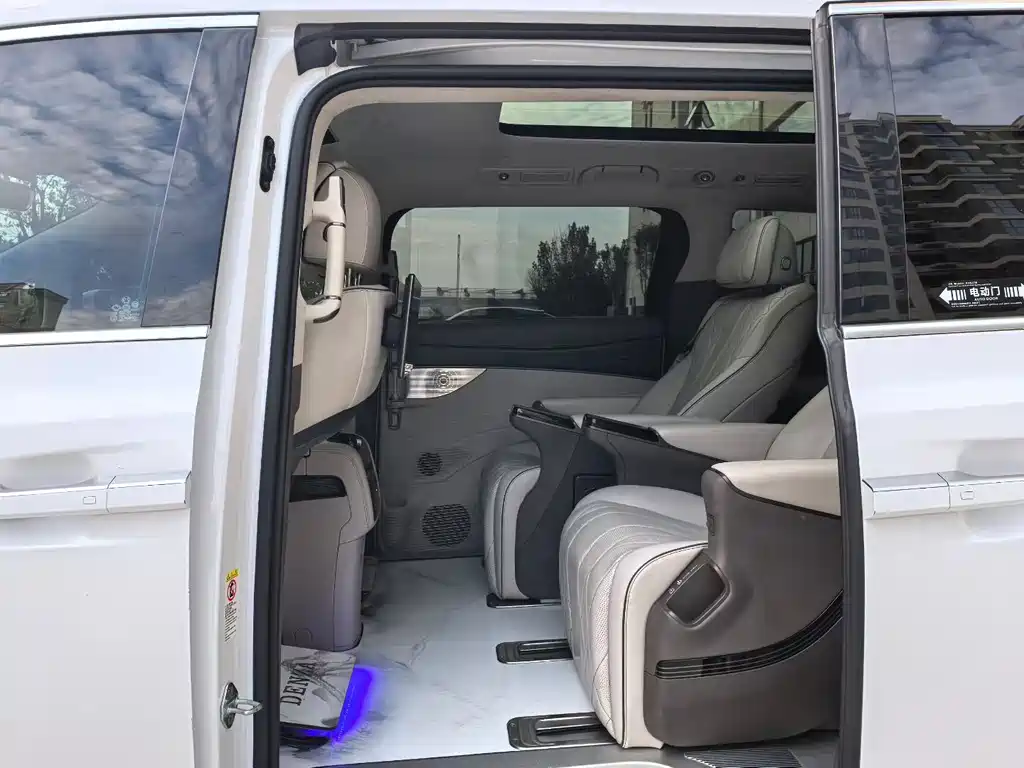 Denza D9 DM-i 970 4 WD Flagship