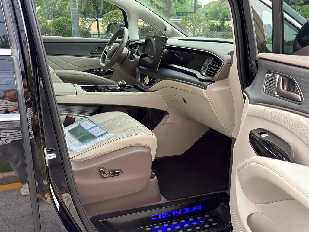 Denza D9 DM-i 970 4 WD Flagship
