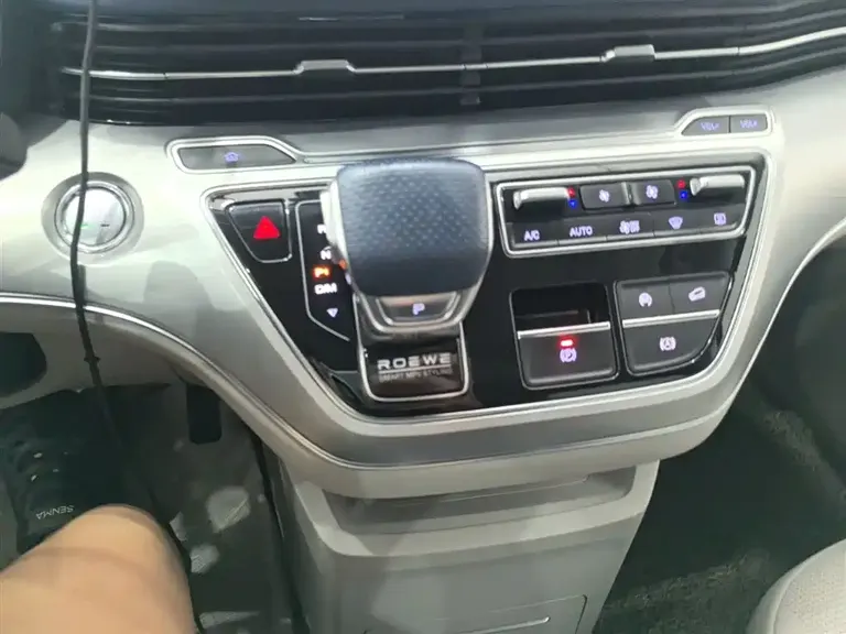 Roewe iMAX8 400 TGI Supreme Series Honored