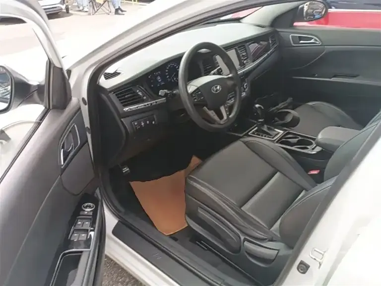 Hyundai Mistra 1.8 L Auto Intelligent GLS CN-V