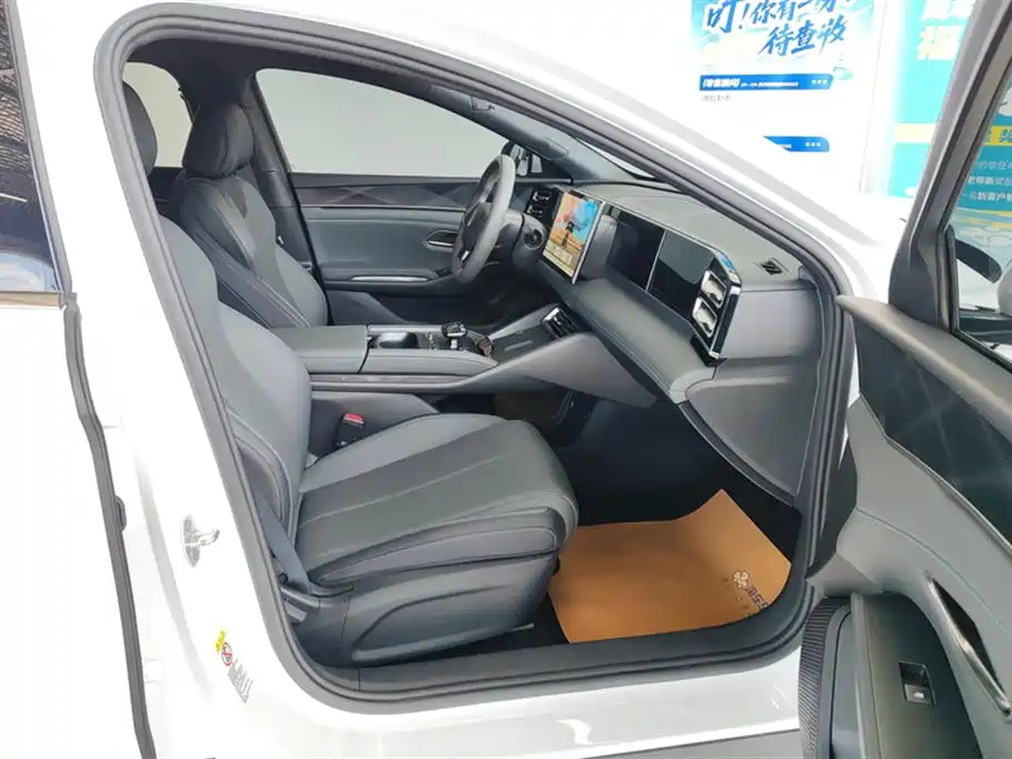 Qin L DM-i Smart Drive 80 KM Leading
