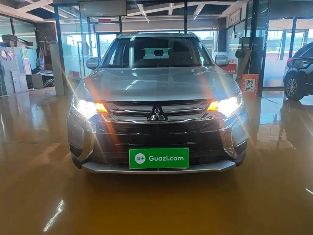 Outlander 2.0 L 2 WD Style 5-seat