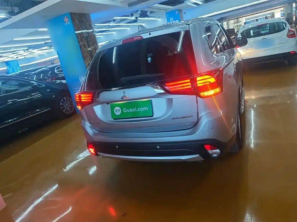 Outlander 2.0 L 2 WD Style 5-seat