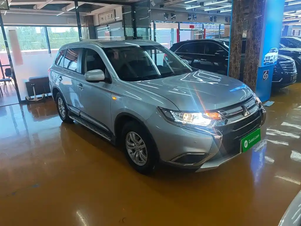 Outlander 2.0 L 2 WD Style 5-seat