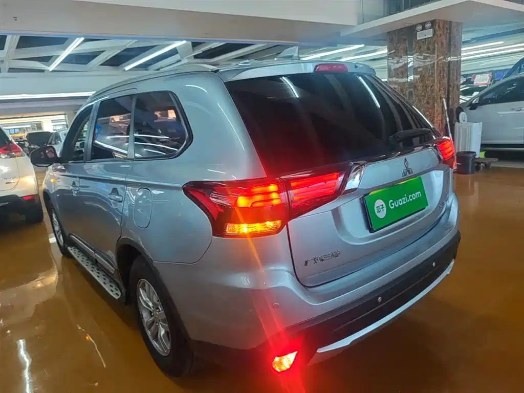 Outlander 2.0 L 2 WD Style 5-seat