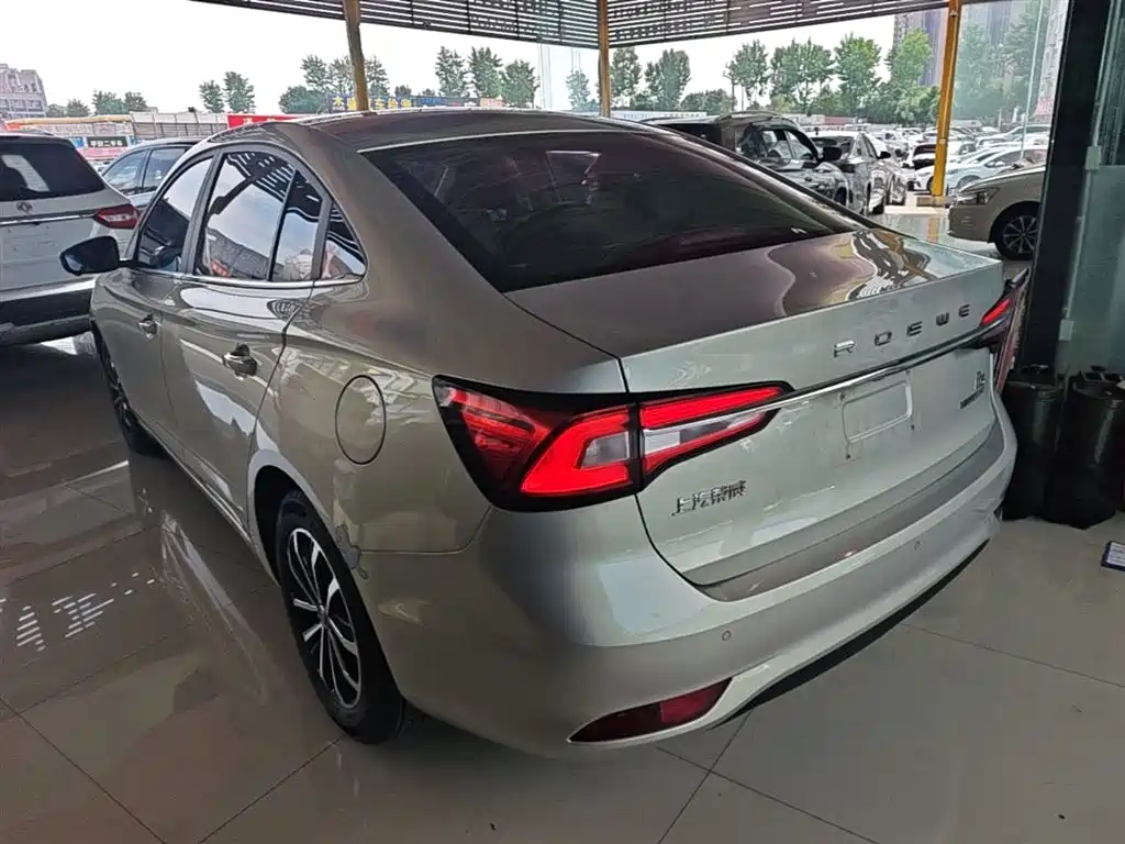 Roewe i5 1.5 L Auto 4 G Connected Leading Luxury Flagship