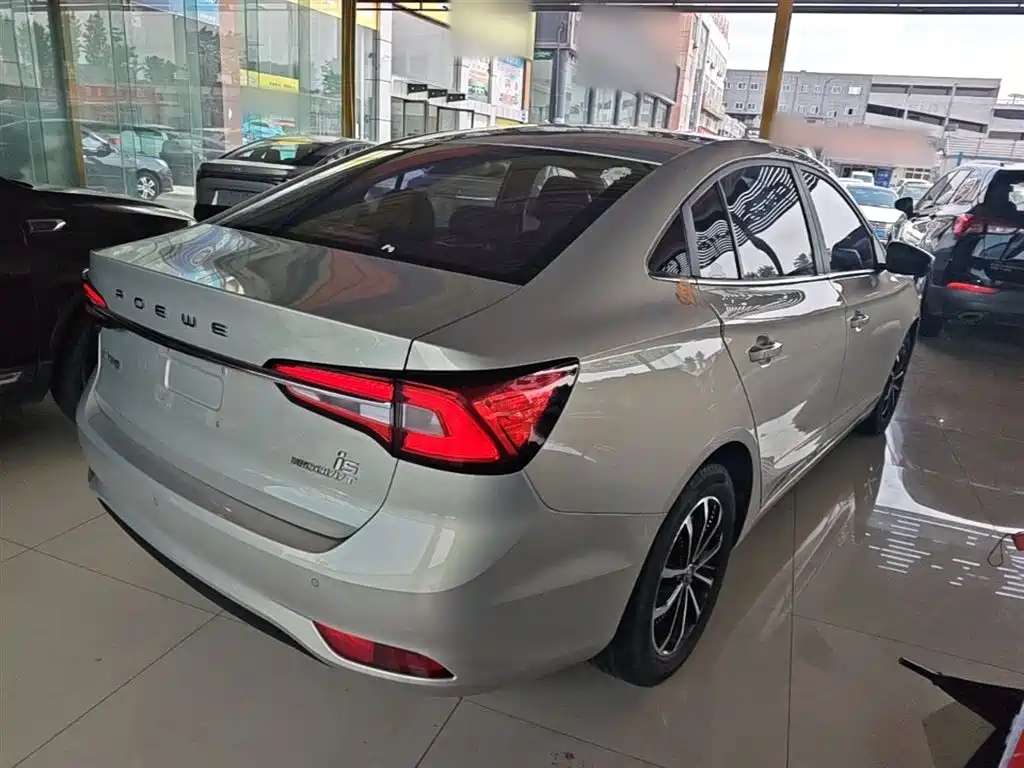 Roewe i5 1.5 L Auto 4 G Connected Leading Luxury Flagship