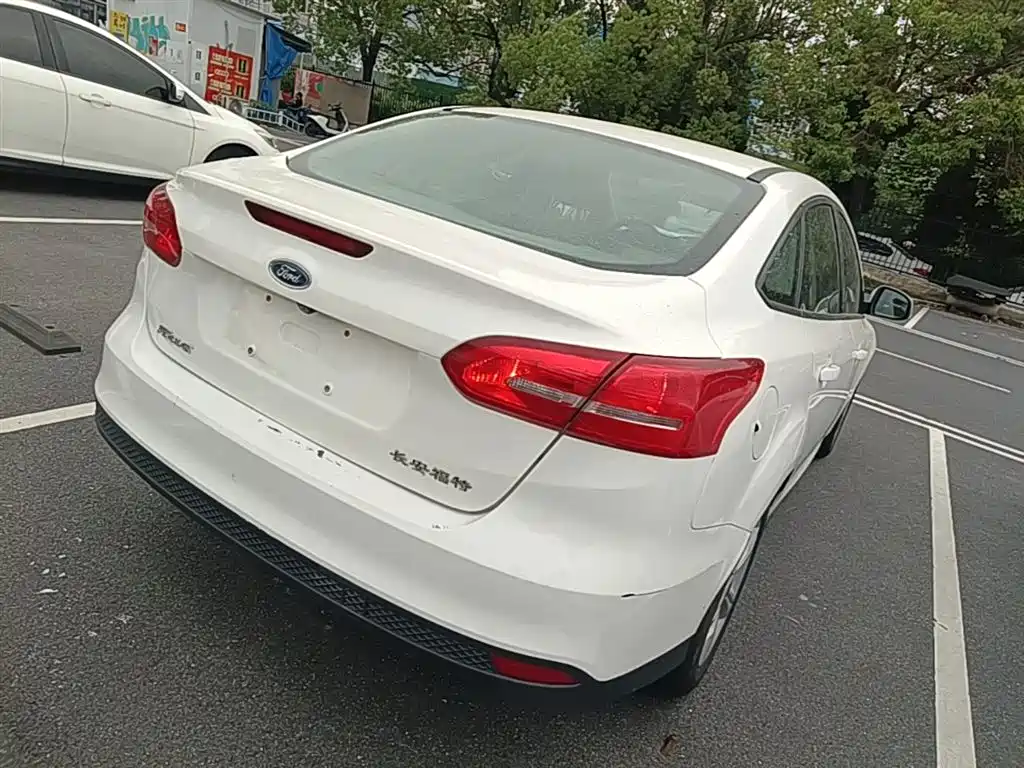 Focus 福克斯 2017款 三厢 1.6 L 手动舒适型智行版