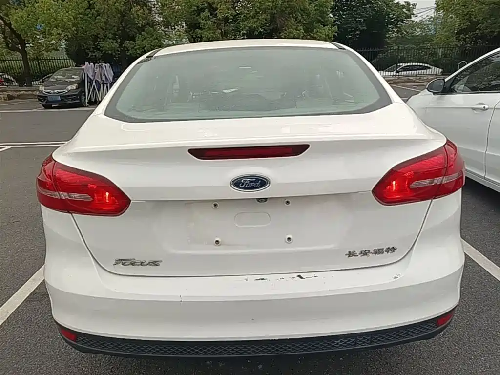 Focus 福克斯 2017款 三厢 1.6 L 手动舒适型智行版