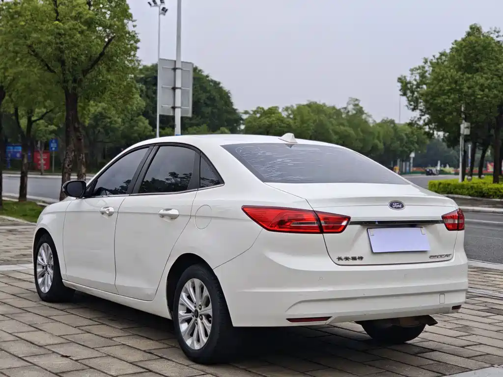 Escort 1.5 L Auto Fashion