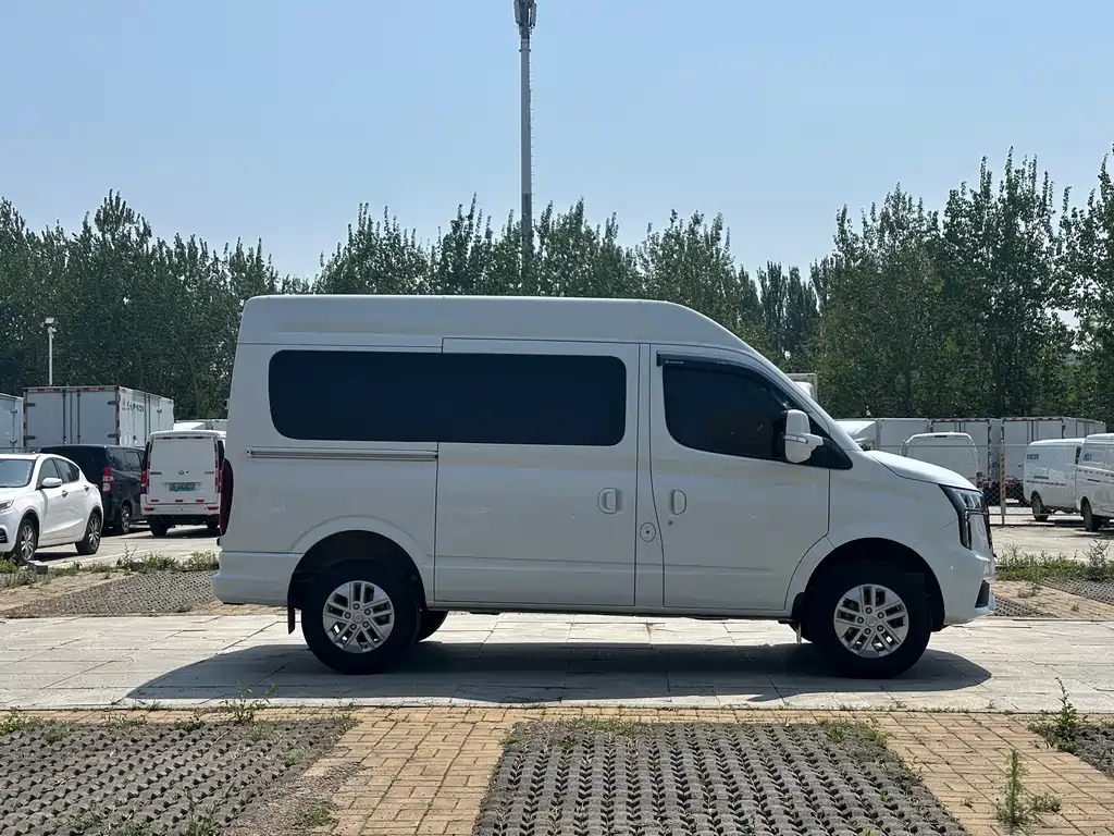 Xintu V80 新途V80 2025款 PRO傲运通 2.0 T 手动短轴中顶 5/6座