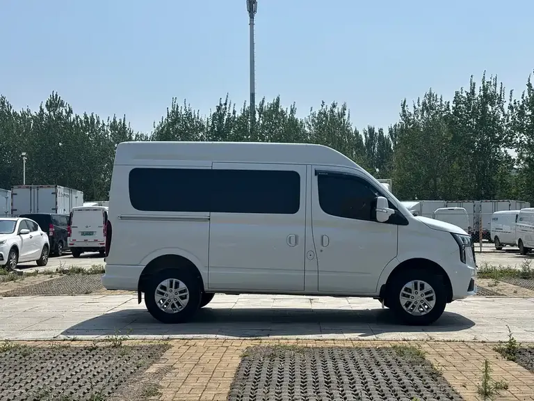 Maxus Xintu V80 新途V80 2025款 PRO傲运通 2.0 T 手动短轴中顶 5/6座