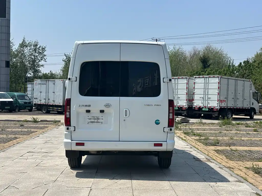 Xintu V80 新途V80 2025款 PRO傲运通 2.0 T 手动短轴中顶 5/6座