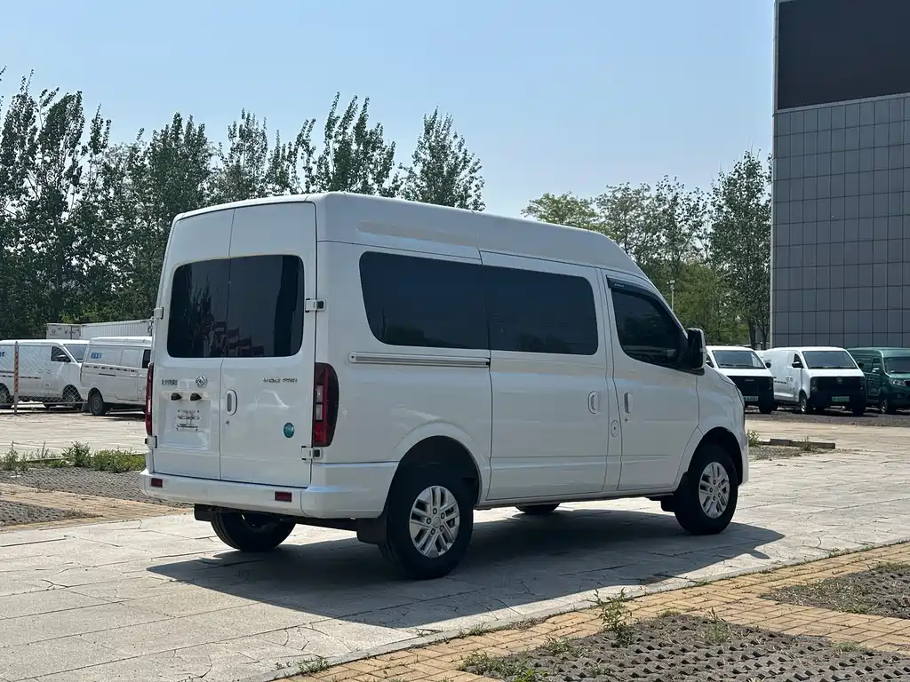 Xintu V80 新途V80 2025款 PRO傲运通 2.0 T 手动短轴中顶 5/6座